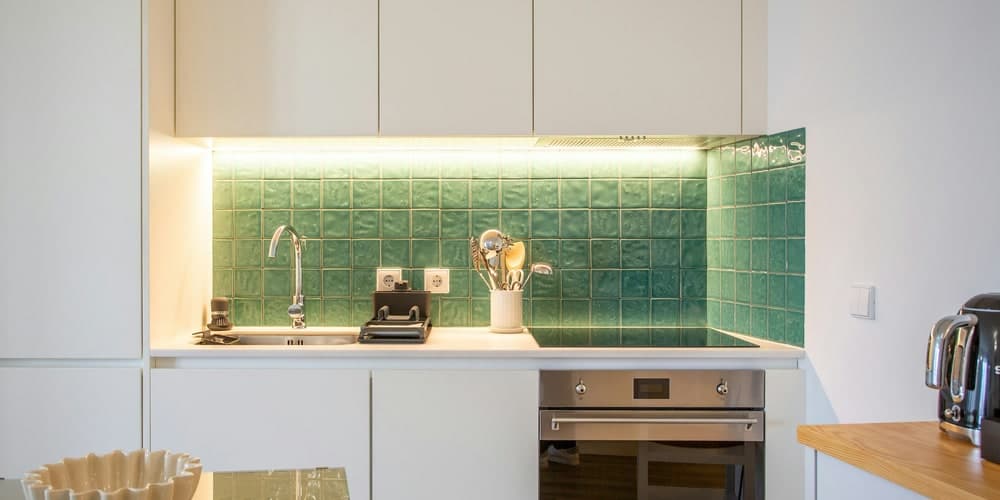 Subway tile backsplash pattern with clean grout joints